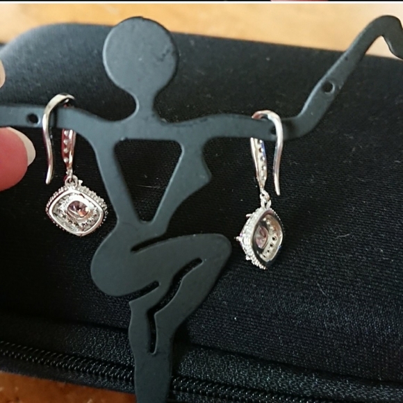 - Gorgeous Sea Blue Crystal Drop Earrings.. 925 Filled - Picture 8 of 10